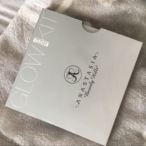 ANASTASIA BEVERLY HILLS GLOWKIT